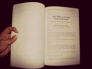 Esta soy yo abriendo la revista en mi artículo