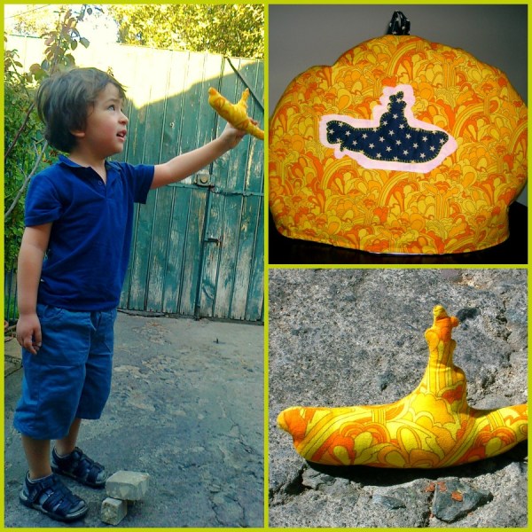 Tony jugando, el cosy y el submarino de trapo.