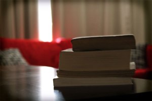 Los textos en proceso y atrás el sofá para la lectura.