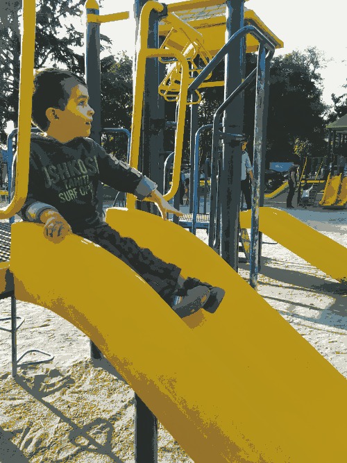 Mi hijo Tony jugando en la plaza.