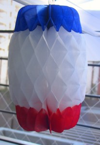 Este es el farol de papel que pusimos en la puerta del departamento, aquí gozando de un poco de frío matinal.