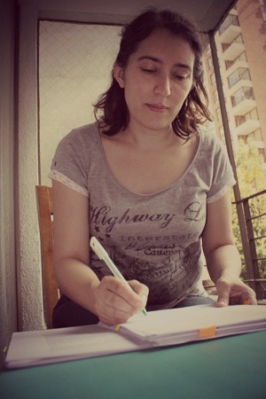 Corrigiendo en el balcón.