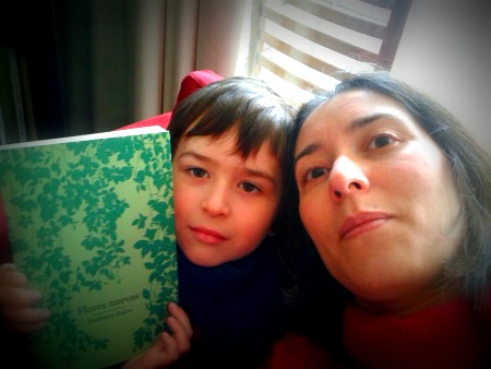 Tony y yo disfrutando de un poco de lectura y de sacarnos fotos, por supuesto.