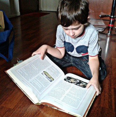 Tony revisando El león, la bruja y el armario de C. S. Lewis