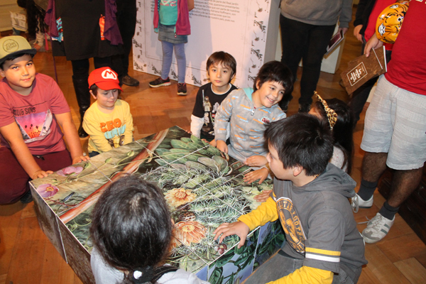 Tony y el equipo de armadores de puzles